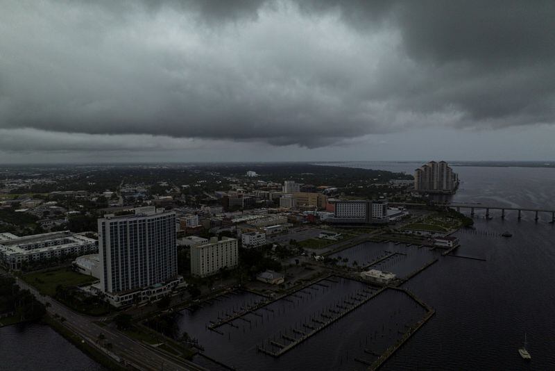 Las autoridades de Florida también se preparan ante la posible llegada de la tormenta tropical (REUTERS/Ricardo Arduengo)