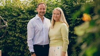Haakon y Mette-Marit de Noruega celebran 25 años de casados mientras crece la preocupación por la salud del Rey Harald