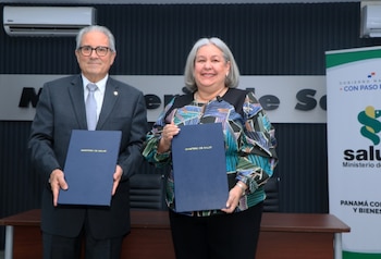 El ministro de Salud, Fernando Boyd Galindo, y la ministra de Desarrollo Social, Beatriz Carles, durante la firma del acuerdo. (Minsa)