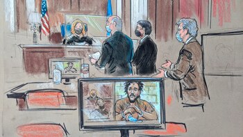 El miércoles, un juez de turno les leyó el acta de acusación en una breve aparición en video y les asignó abogados de oficio. El Shafee Elsheikh aparece en una pantalla durante la audiencia virtual mientras los abogados y la jueza Teresa Buchanan comparecen en Alexandria, Virginia, el 7 de octubre de 2020. (Bill Hennessy vía REUTERS)