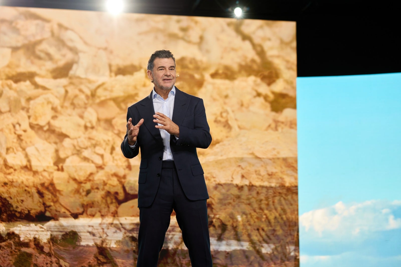 Miguel Galuccio, CEO de Vista Energy, se dirige a la audiencia durante un evento con una pantalla de fondo que muestra una formación geológica de Vaca Muerta. (Vista Energy)