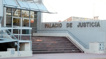 Vista frontal del Palacio de Justicia de Villa Dolores, con una escalera de mármol que conduce a la entrada y un cartel que dice 'PALACIO DE JUSTICIA'