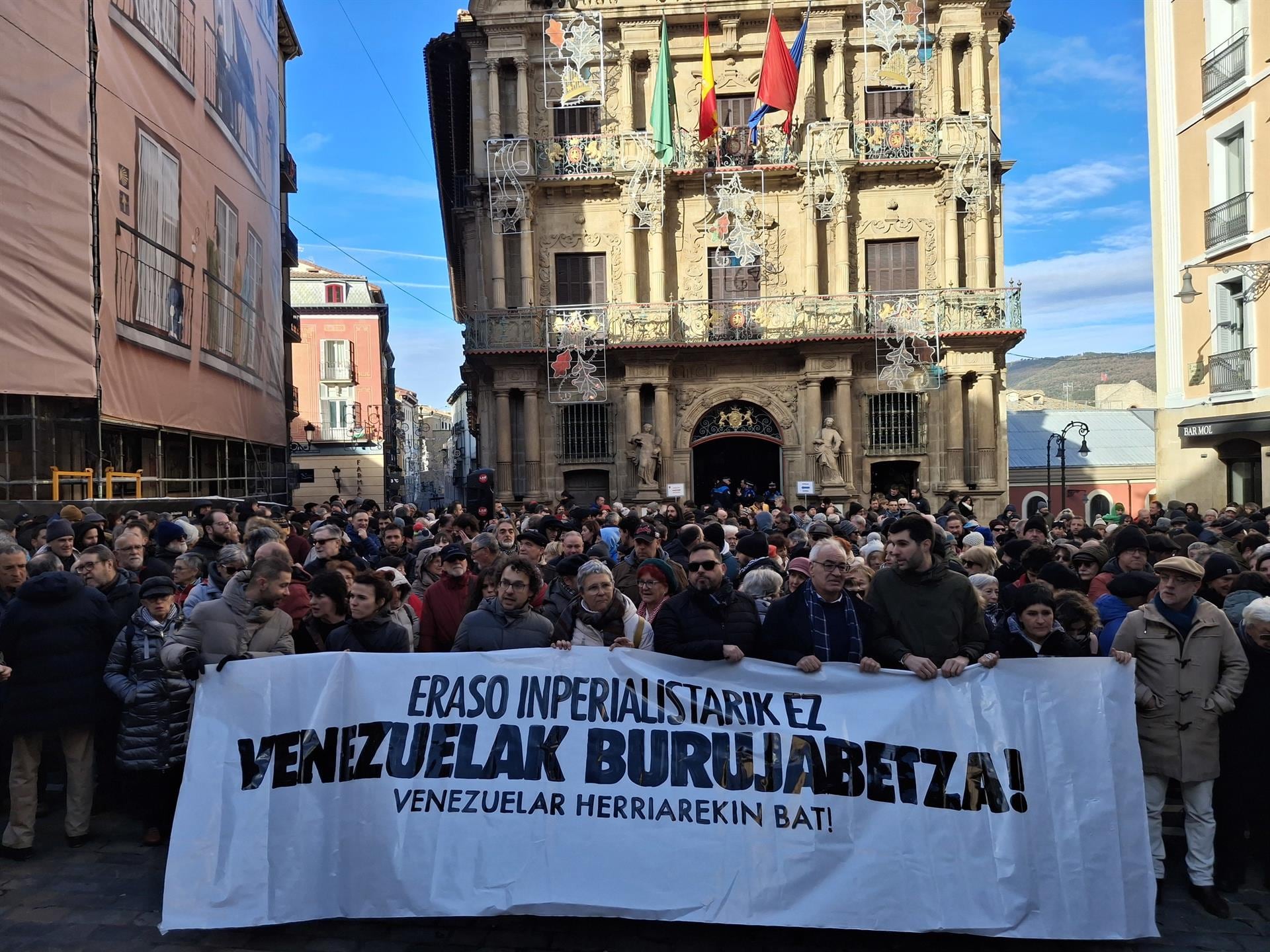Una concentración en Pamplona rechaza la «agresión imperialista» de EEUU en Venezuela y exige «respeto» a su soberanía