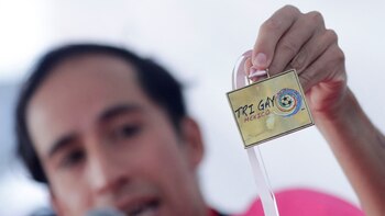 Jugadores profesionales de futbol recibieron