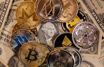 Representaciones físicas de varias criptomonedas.