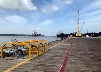Imagen de archivo de embarcaciones que transportan suministros para una plataforma petrolera de Exxon Mobil en el río Demerara, al sur de Georgetown, Guyana (REUTERS)