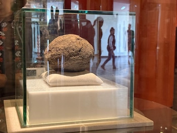 Pelota de hule original exhibida en Teotihuacán