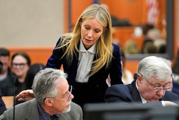 Gwyneth Paltrow le habla a