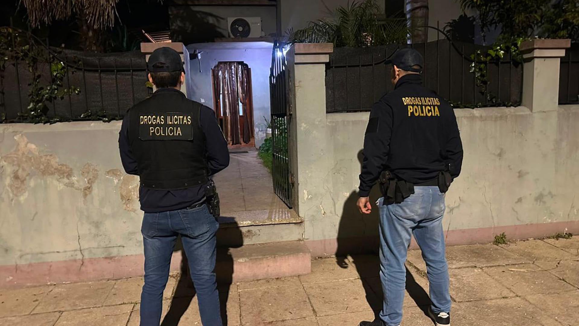 Efectivos de la división de Drogas Ilícitas realizan un operativo por narcotráfico frente a una vivienda en Junín.