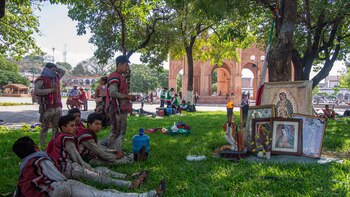 Indígenas rezan en honor a