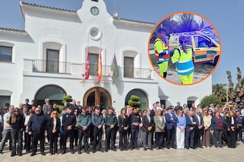 Cientos de personas guardan un minuto de silencio en recuerdo del menor fallecido. Ayto. de Villanueva de la Cañada