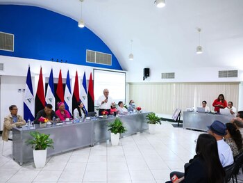 La oposición denunció que la consulta ciudadana sobre la reforma constitucional en Nicaragua quedó limitada a operadores del oficialismo, familiares, mandos del Ejército y de la Policía Nacional. (Retomado de: Asamblea Nacional de Nicaragua)
