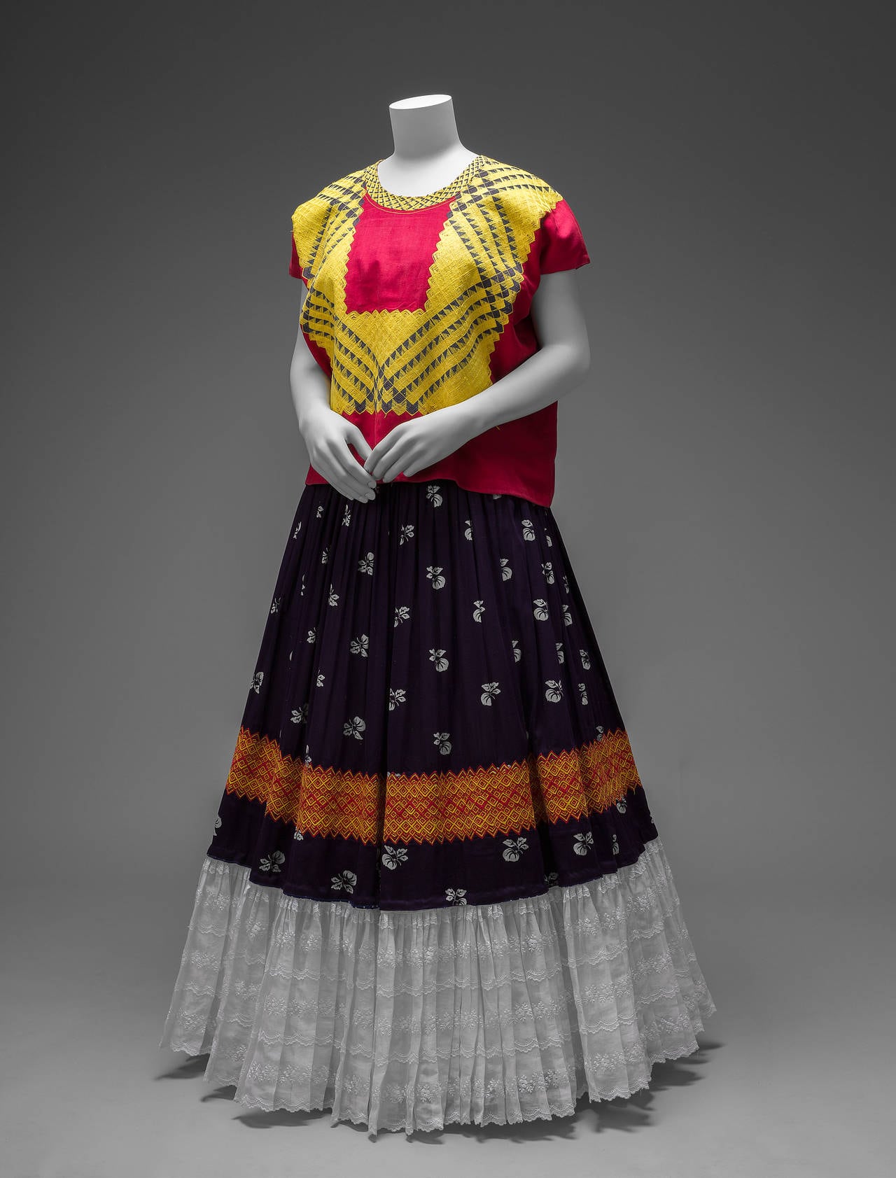 “Viva Frida”, que reúne objetos personales, pinturas y fotografías de Frida Kahlo, así como piezas de la Colección de Gannit Ankori y fotografías privadas ( Museo Casa Azul / gentileza Malba)