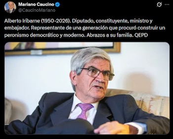 Captura de pantalla de una publicación en X con un mensaje de pésame y el retrato de un hombre maduro con traje, anteojos y corbata rosada