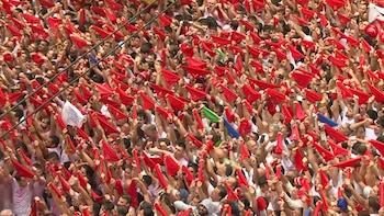 "Nunca había visto nada igual". Una marea roja y blanca de fiesteros invadió el miércoles el centro de la ciudad española de Pamplona para celebrar el esperado regreso de las fiestas de San Fermín, mundialmente conocidas por sus encierros de toros, tras dos años de pandemia.