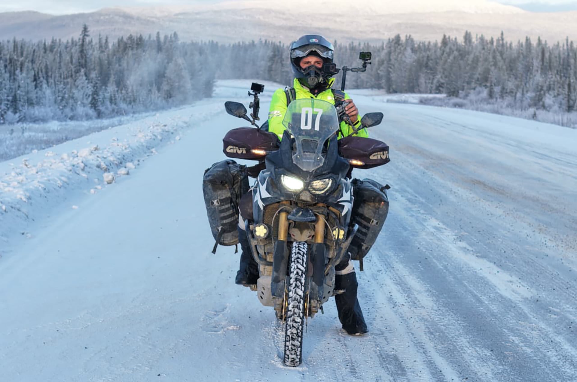 Las rutas del Yukón canadiense se transformaron en una trampa de cristal. Para avanzar con su moto de 330 kilos, Sebastián tuvo que clavar los neumáticos, sabiendo que un mínimo error de cálculo sobre el hielo liso podía costarle la vida