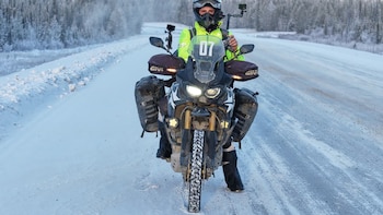 Del fin del mundo al infierno del Yukón canadiense: la travesía en moto de un argentino que casi muere congelado a 40 grados bajo cero