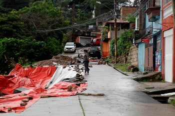 Una residente observa los daños causados por el paso del huracán Iota en Tegucigalpa, Honduras, en una fotografía de archivo. EFE/Gustavo Amador