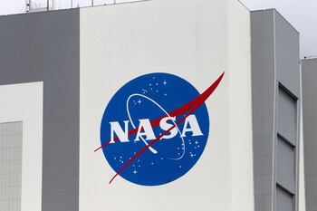 Sede central de la NASA con el logo de la agencia espacial estadounidense