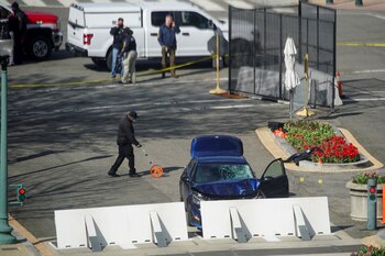 El auto del atacante estrellado