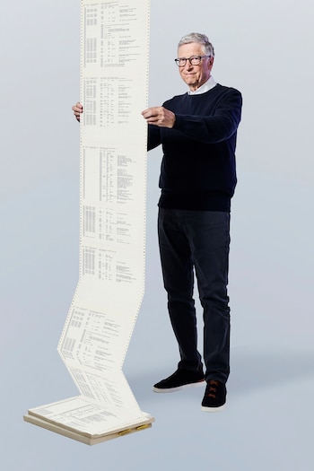 t, Bill Gates, sosteniendo una