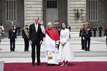 El rey Felipe VI y la reina Letizia asisten a la ceremonia de bienvenida al papa León XIV en el Palacio Real. (IMAGEN DE ARCHIVO).
