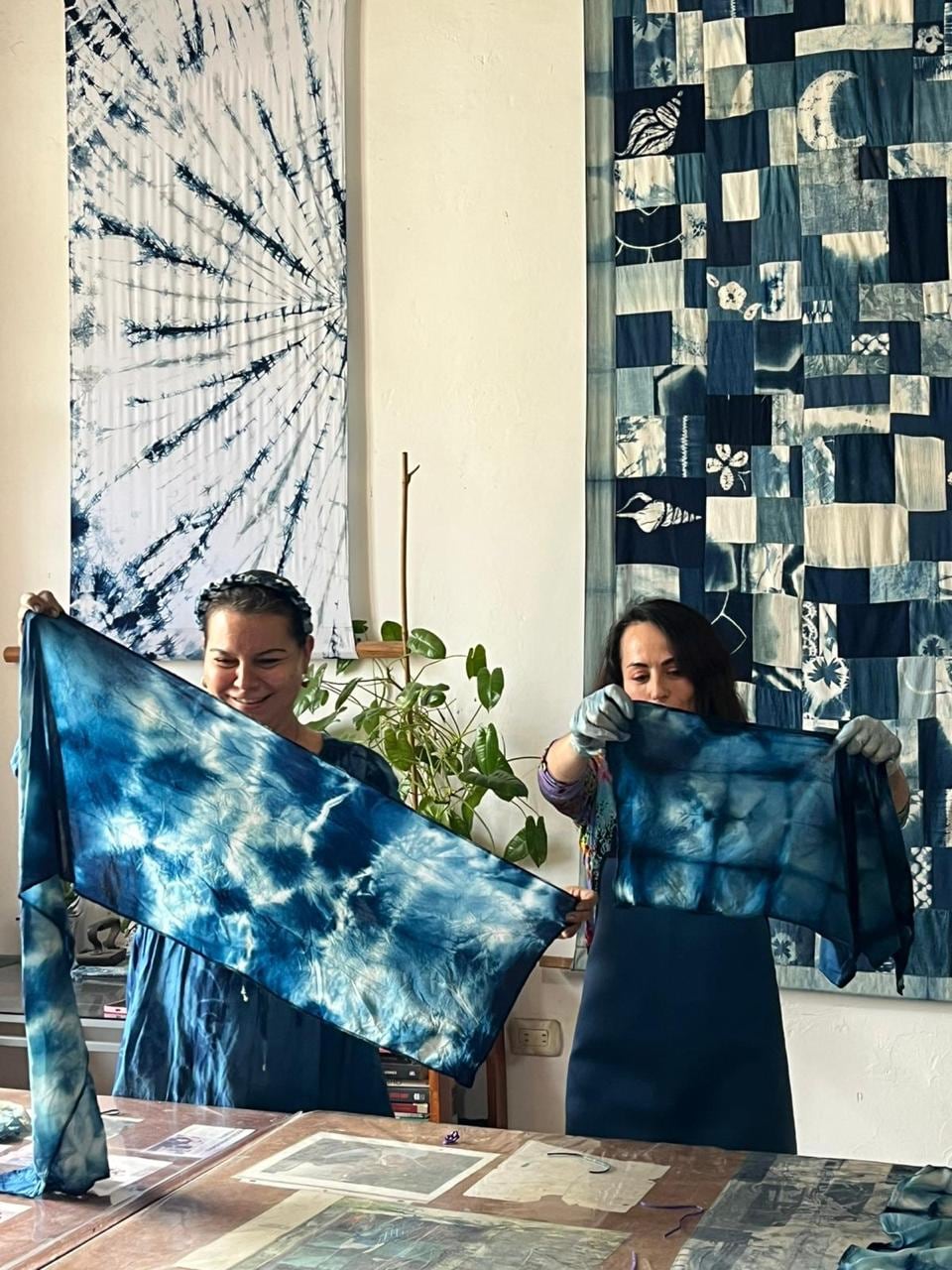 El contacto directo con artesanos permitió a María Escoté valorar la creatividad y autenticidad de la artesanía salvadoreña en la moda contemporánea. (Foto: Ministerio de Turismo)