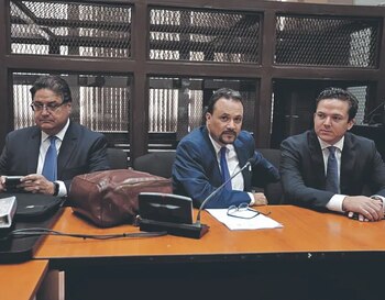 El director de República GT sostuvo que el complot se relaciona con reportajes sobre estructuras criminales y narcotráfico infiltradas en el poder político de Guatemala.
