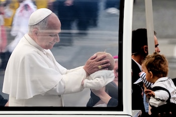 El Papa León XIV saluda a la multitud en la avenida de los Campos Elíseos antes de una misa en la Plaza de la Concordia en París, el sábado 26 de septiembre de 2026. (Foto AP/Emma Da Silva)