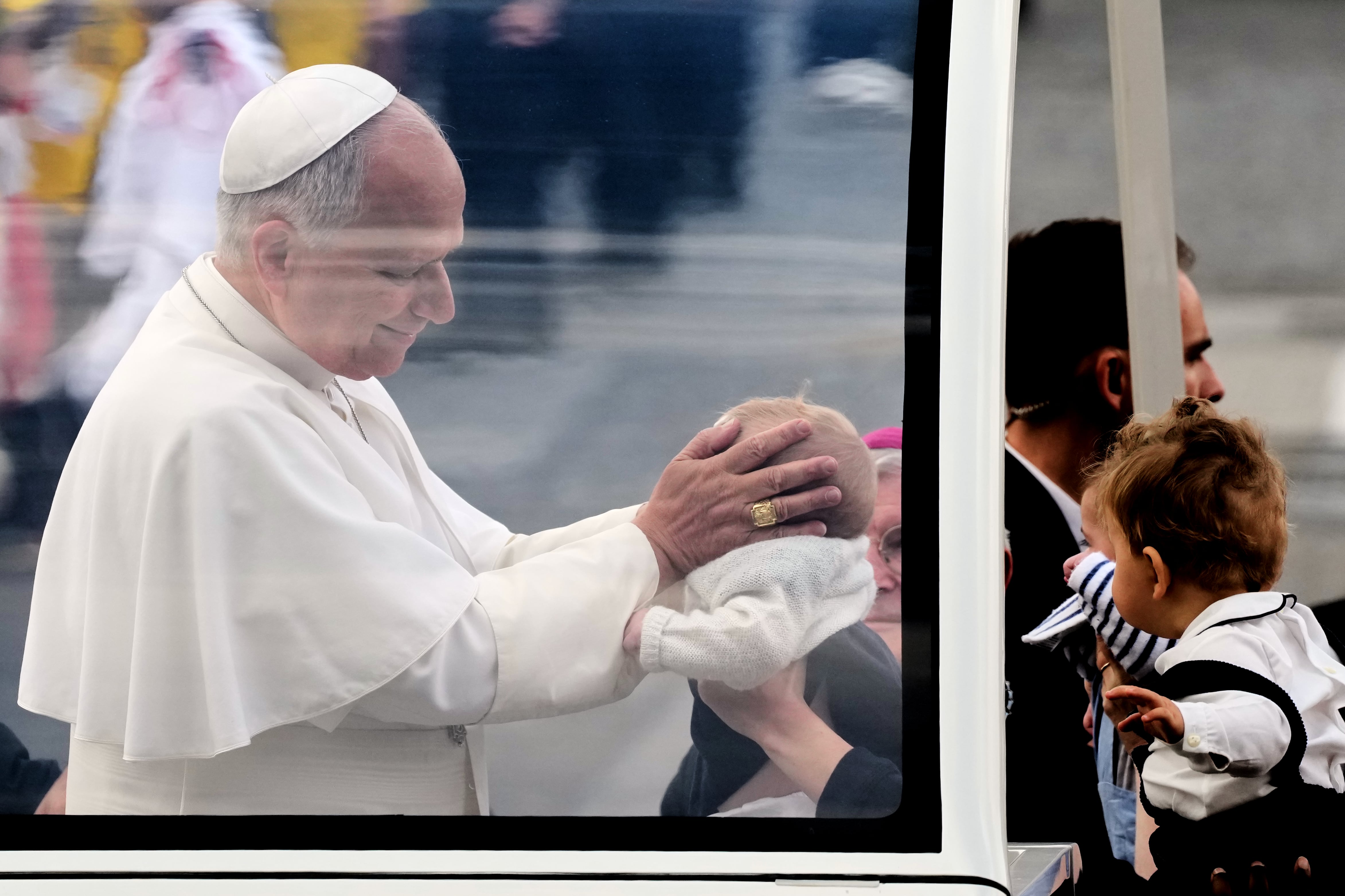 El Papa León XIV bendice a niños durante su recorrida por la avenida de los Campos Elíseos antes de una misa en la Plaza de la Concordia en París, el sábado 26 de septiembre de 2026. (Foto AP/Emma Da Silva)