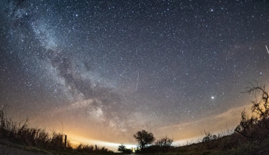La tasa promedio de meteoros de las Líridas oscila entre 10 y 20 por hora bajo cielos oscuros, aunque puede variar por nubes y contaminación lumínica. (AFP)