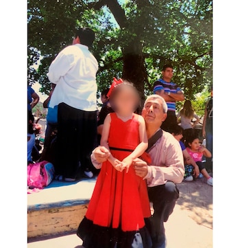 José junto a su nieta,