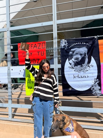 Vannia Castillo fuera del juzgado