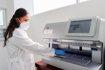 Las instalaciones trabajan bajo la norma internacional ISO/IEC 17025:2017, lo que garantiza estándares de calidad en genética forense. | (Crédito: Fiscalía General de Morena)