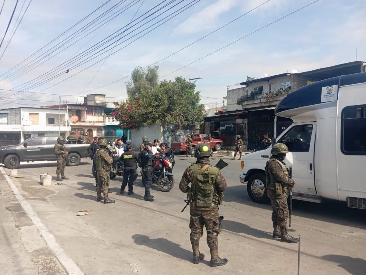 Integrantes del Ejército de Guatemala y de la Policía Nacional Civil realizan un operativo de control de seguridad en una calle de Villa Nueva. (Ejército GT)