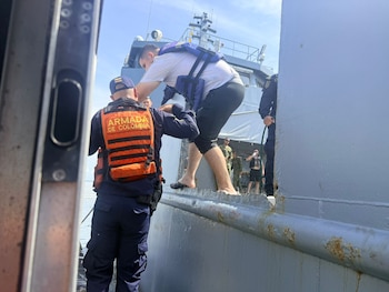 La Armada de Colombia trasladó a los sobrevivientes a un muelle seguro y reiteró el uso de chalecos salvavidas y la línea 146 para emergencias marítimas - crédito Armada de Colombia
