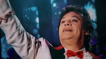 Juan Gabriel rinde homenaje a