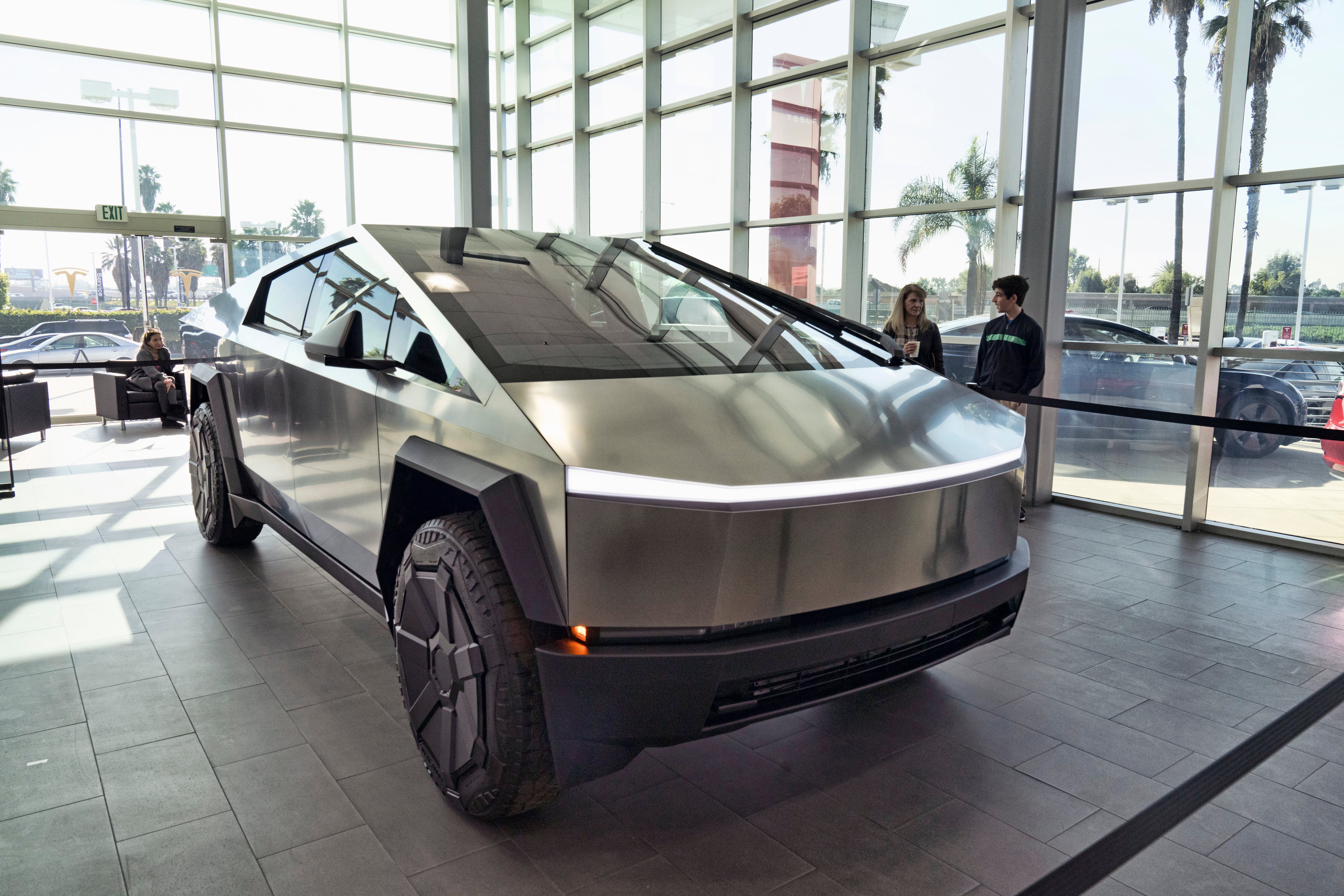 El Tesla Cybertruck se comercializa en Estados Unidos en tres versiones que van desde los USD 69.900 a los USD 99.900 dólares. (AP foto/Richard Vogel)
