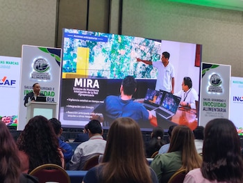 Autoridades y participantes del Congreso de Exportación de Alimentos conocen la operación del sistema MIRA, plataforma de monitoreo satelital que permite anticipar riesgos y mejorar la gestión agrícola en El Salvador. /Infobae Centroamérica.