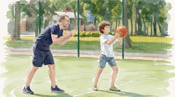 Ilustración de un hombre y un niño en una cancha de baloncesto. El niño sujeta el balón, el hombre lo observa. Hay una valla verde y árboles detrás.
