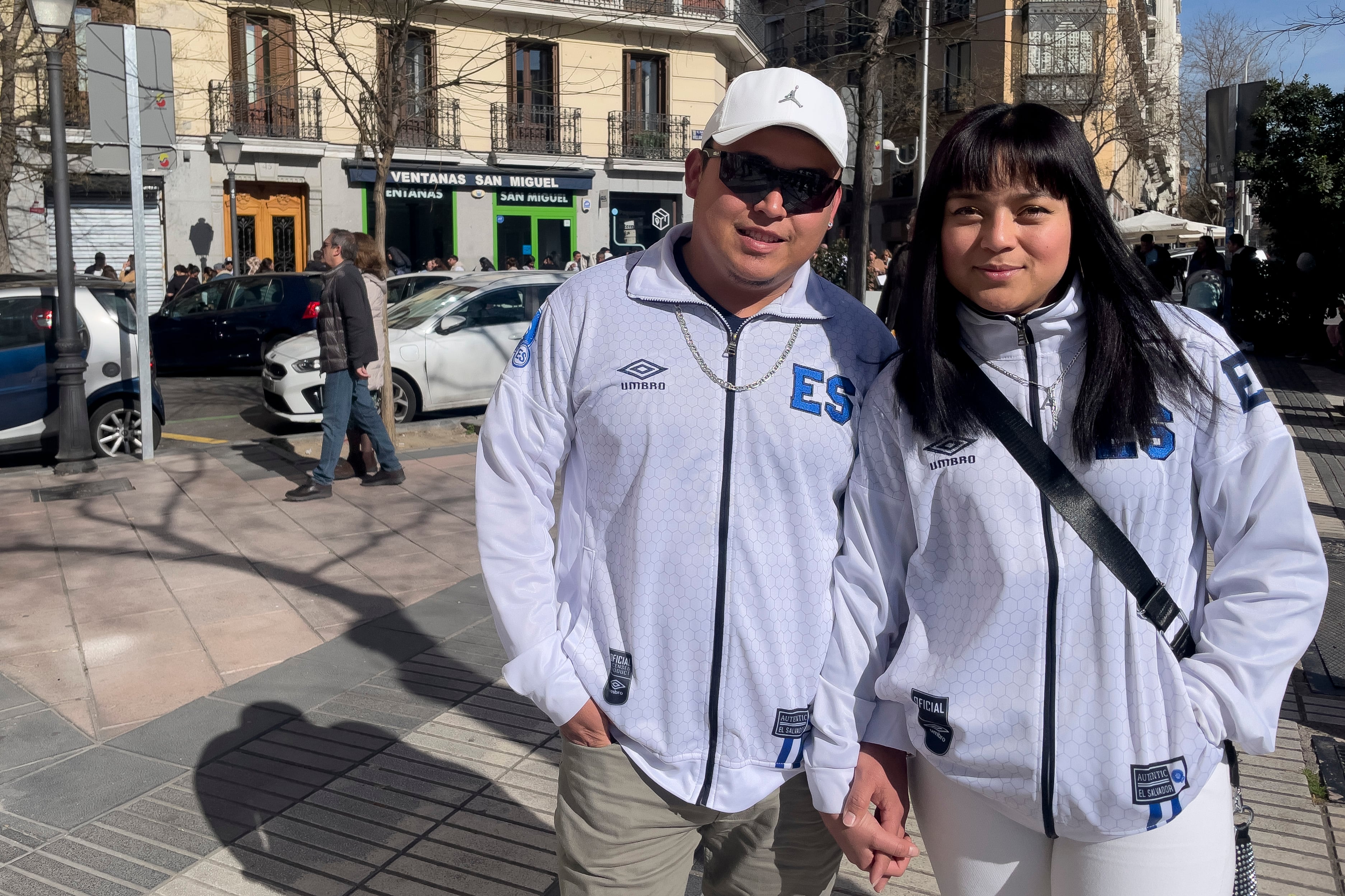 La salvadoreña Alexandra (d) posó junto a su pareja tras votar en las elecciones de El Salvador desde el Consulado de la capital española./ (EFE/Macarena Soto)