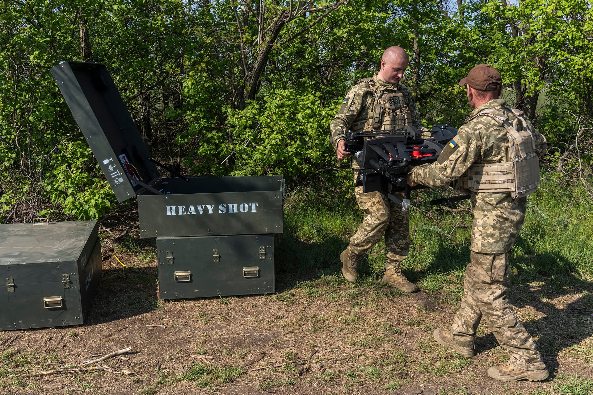 Infantes de marina preparan un dron para transporte en un campo de entrenamiento el 7 de mayo. (Brendan Hoffman/Para The Washington Post)