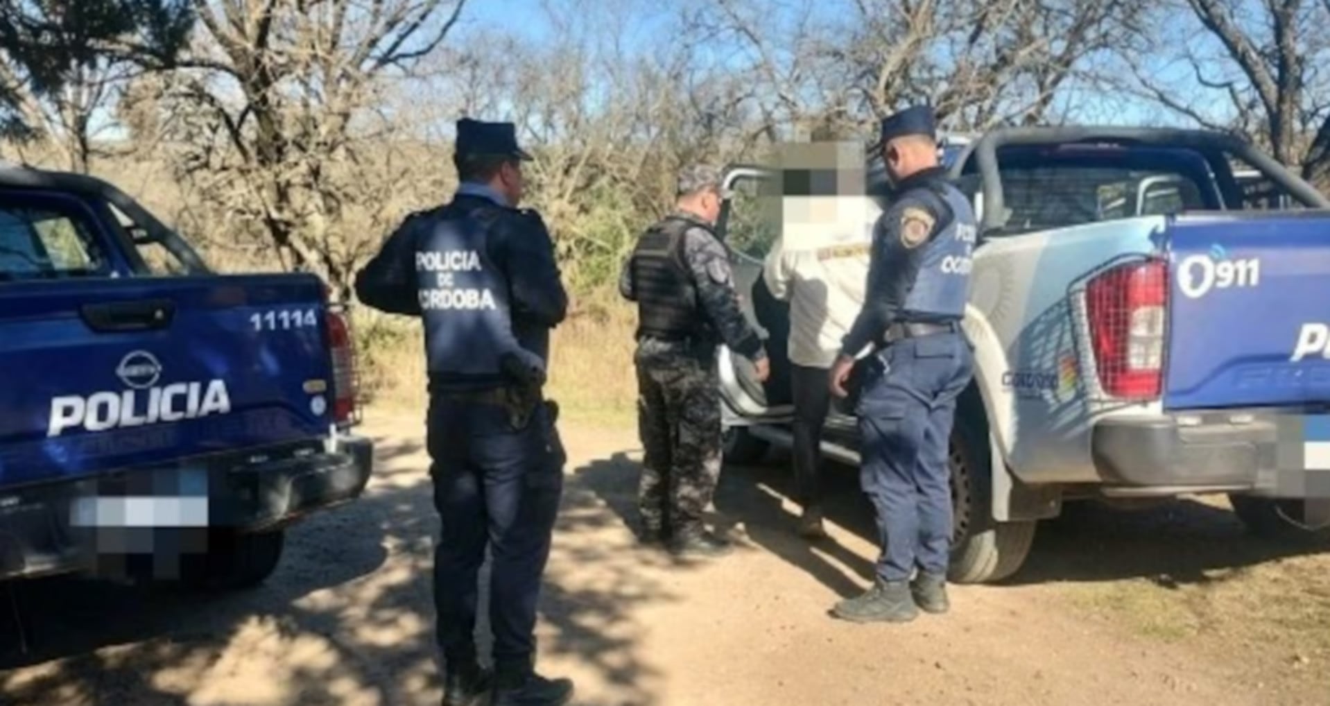 Efectivos de la Policía de Córdoba trasladan a un hombre detenido en el marco de una causa por grooming contra un menor (El Doce.tv)