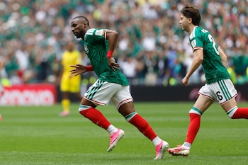Julián Quiñones marca el primer gol del Mundial 2026 en el minuto 9 para México ante Sudáfrica, en el estadio Ciudad de México - crédito Sashenka Gutiérrez/EFE