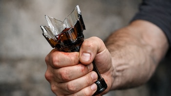 Criminal apuñaló a un adulto mayor con una botella rota por robarle $800.000