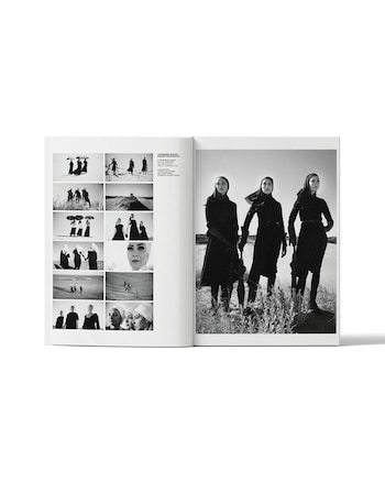 Libro abierto, dos páginas de fotos monocromáticas. La derecha muestra tres mujeres con ropa oscura y tocados de pie en un paisaje exterior árido