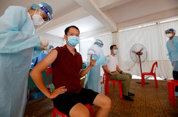 Las vacunas de Sinopharm están en estudio por el comité de inmunizaciones de la OMS. Pero ya se aplican en diversos países como en Camboya (foto). En la Argentina, se empezaron a distribuir el 27 de febrero, y ahora se aplican tanto en mayores como menores de 60 años /
EFE/EPA/MAK REMISSA