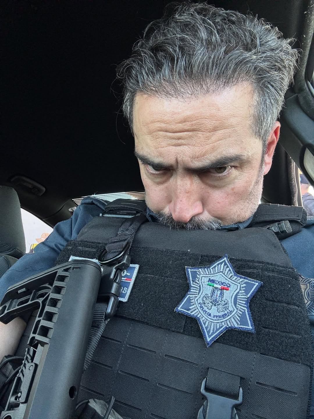 os policías. Una decisión imposible. Alfonso Herrera y Noé Hernández protagonizan ‘La captura’, dirigida por Chava Cartas el director de ‘Contraataque’. Este verano solo en Netflix.Inspirada en la operación para capturar a Joaquín Guzmán Loera, “El Chapo”. (Instagram: netflixlat)
