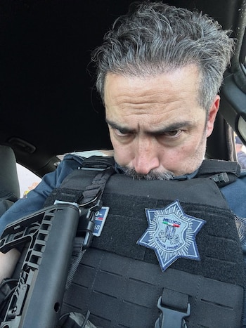 os policías. Una decisión imposible. Alfonso Herrera y Noé Hernández protagonizan ‘La captura’, dirigida por Chava Cartas el director de ‘Contraataque’. Este verano solo en Netflix.
Inspirada en la operación para capturar a Joaquín Guzmán Loera, “El Chapo”. (Instagram: netflixlat)