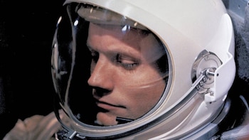 Primer plano del rostro de Neil Armstrong dentro de su casco de astronauta blanco con la visera transparente bajada